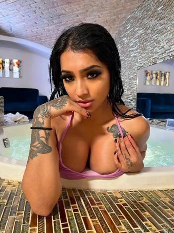 305-930-1915, 25  female escort, Altoona